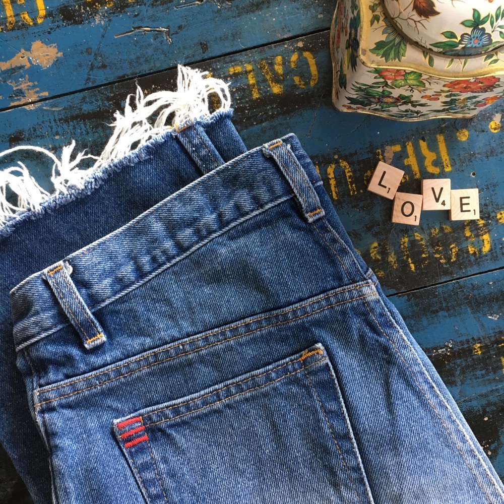 BDG Frayed Hem Sunday Cropped Boyfriend Jeans